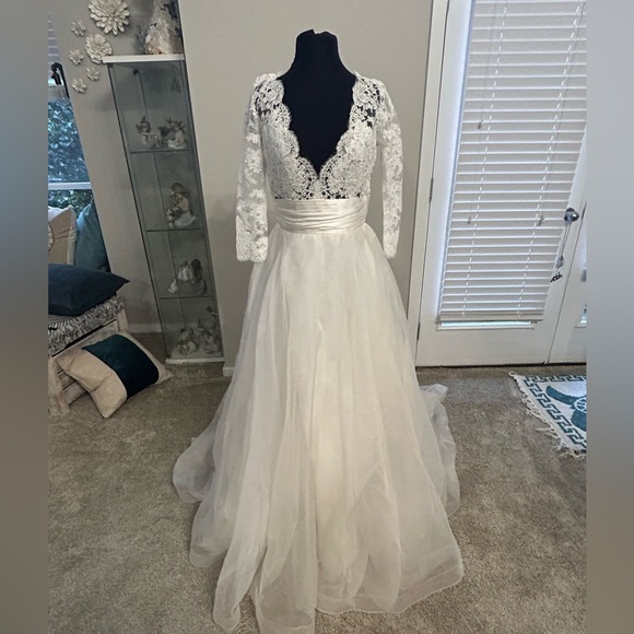 Lea-Ann Belter ivory silk, lace and tulle bridal gown - Picture 1 of 4